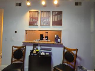 Beautiful Boho Industrial Style 2BR, Walk to Penn Station, 11 Min Hopkins, On JHU Shuttle Route, Pets OK - Baltimore - 8