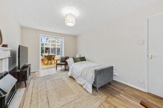 Base10Stays, 1A Leicester, 4-Bedroom, Sleeps 9, M1&M69, Free Parking and Garden, Contractors and Long Stays - 3