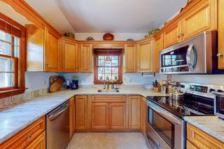 4BR House, Steps to Beach with Deck, W and D and Puzzles - 6