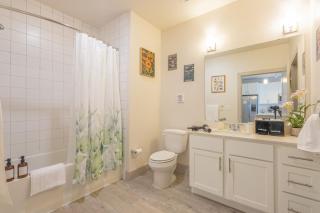 Trendy Riverwalk Retreat King Bed Free Parking Pool Gym - 9