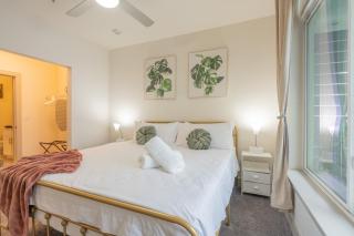 Trendy Riverwalk Retreat King Bed Free Parking Pool Gym - San Antonio - 7