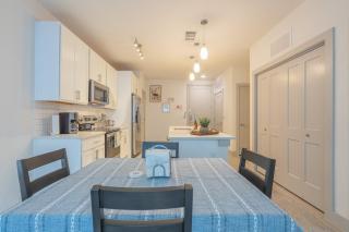 Trendy Riverwalk Retreat King Bed Free Parking Pool Gym - San Antonio - 2