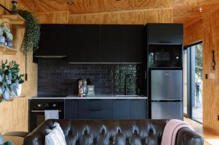 Foudre Suite with Hot Tub at Barrelled Wines Raglan - 6