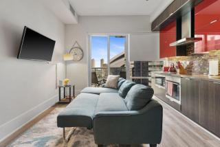 DT 1BR with Rogers Centre and CN Tower View and Parking - 5