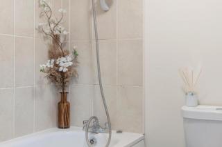 The Comfort Cove 3BR with Bubbling Hot Tub - Nottingham - 5