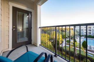 Gated Resort Style 1BR - KING Bed, Pool Views, SPA Hot Tub, Gym, WiFi, Wash & Dry, AC, Elevators, Starbucks, EV CHRG Station, Free Parking, Pets -- IDEAL FOR Medical, Business, Relocation, Long Stays - by Moffitt Cancer Ctr, USF, River Hills Country Club - 4