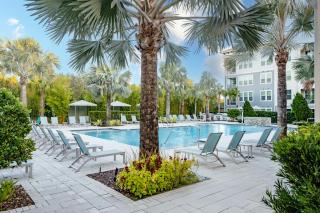 Gated Resort Style 1BR - KING Bed, Pool Views, SPA Hot Tub, Gym, WiFi, Wash & Dry, AC, Elevators, Starbucks, EV CHRG Station, Free Parking, Pets -- IDEAL FOR Medical, Business, Relocation, Long Stays - by Moffitt Cancer Ctr, USF, River Hills Country Club - 8