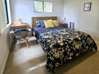 Nestled in the woods out west - Private Queen bed and bath - Auckland - 7