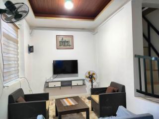 Simple, Spacious Home To Stay, 2Bedrooms 2 Toilet & Bath 1 car garage - 2