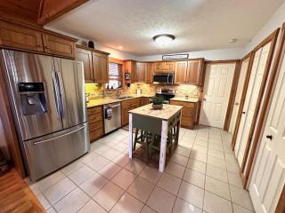 Cabin-Home in Maggie Valley NC-with Heating & AC, WiFi, Fireplace, Full Kitchen - Maggie Valley - 4