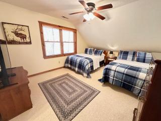 Cabin-Home in Maggie Valley NC-with Heating & AC, WiFi, Fireplace, Full Kitchen - Maggie Valley - 2
