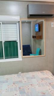 KITNET no coração de Balneário Camboriú - 04 pessoas - camelódromo - av central - igreja - 03 quadras mar - Ar-condicionado - BTV canais livres - HBO - Filmes - Séries- Garagem rotativa no prédio - Wi-Fi free 250 Mega - Point de bares e restaurantes - 3