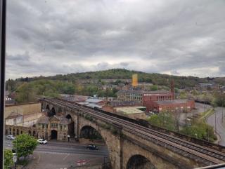 PENTHOUSE APARTMENT - FREE GARAGED Parking - BALCONY - GYM - Dewsbury - 9