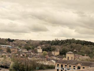 PENTHOUSE APARTMENT - FREE GARAGED Parking - BALCONY - GYM - Dewsbury - 4