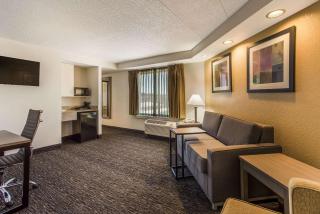 Quality Suites Milwaukee Airport - 1