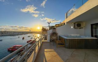 Jacuzzi Terrace Getaway with Valletta Views - 1