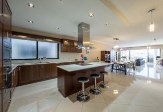 Jacuzzi Terrace Getaway with Valletta Views - Sliema - 5