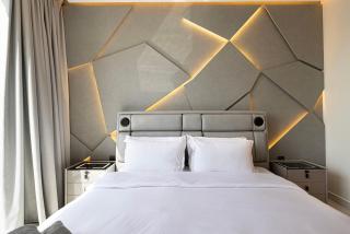 Modern Stylish 2 Bedroom Apartment with Burj Khalifa View - 4