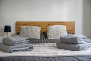 Stylish 2 Bedroom North London Stay Featuring Private Yard - 4