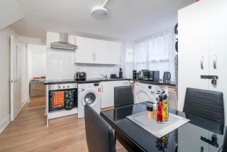 Charming North London Stay -2BR Home - Private Yard - 8