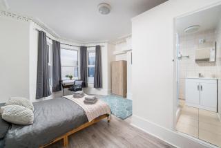 Stylish 2 Bedroom North London Stay Featuring Private Yard - 3
