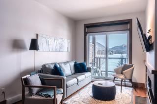 Condo overlooking Lac Superieur & mountain views - 4