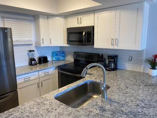 Oceanside complex M33 1 Bed 1 Bath Heated Pool - 2