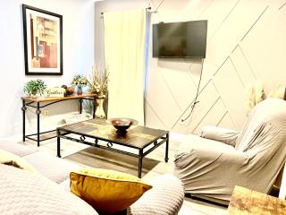 Blue Oval -King bed-2bedrooms 1,5 bath - Memphis - 5