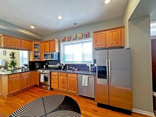 Spacious and Modern 3BD 2BA Home- Garage Parking! - Chicago - 6