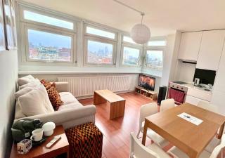 Bright 2-Bedroom in Soho High-Rise with Skyline Views - Londra - 0