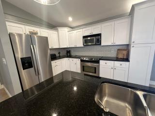 Cape Coral Vacation Retreat Fort Myers Beach 18 miles away 3 King 2 Queen 5 Bedroom - Cape Coral - 6