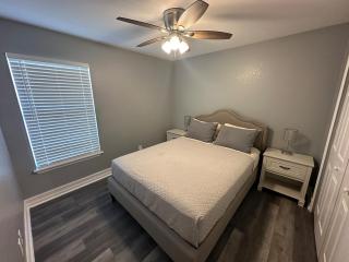 Cape Coral Vacation Retreat Fort Myers Beach 18 miles away 3 King 2 Queen 5 Bedroom - 2
