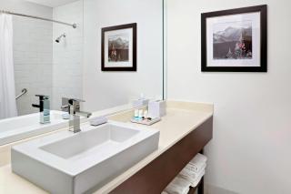 Four Points by Sheraton Hotel & Suites Calgary West - 6