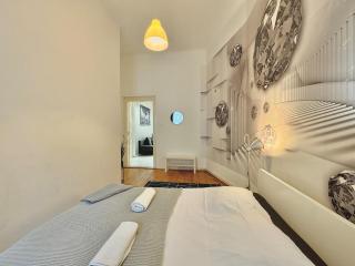 Trendy spacious, parking, downtown, ruin pubs! - Budapest - 9