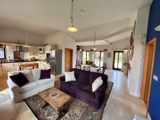 Golf & family chill cottage, hot-tub, beach 10 min - 2