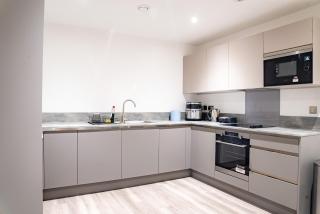High Rise 2 Bedroom Apartment in London - - 6