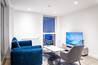 High Rise 2 Bedroom Apartment in London - - 9