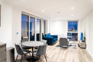 High Rise 2 Bedroom Apartment in London - - 0