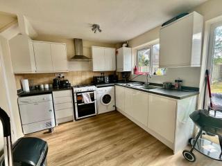 Canterbury 3BR with Driveway suitable for vans - Long stay - Kent - 1