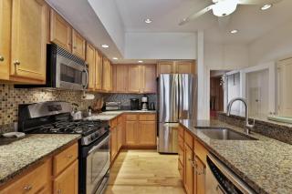 Lodges at Sunrise 3BR 3BA Luxury Ski On Ski Off Condo, Pool, Hot Tub, Gym, Sports Center - Killington - 3
