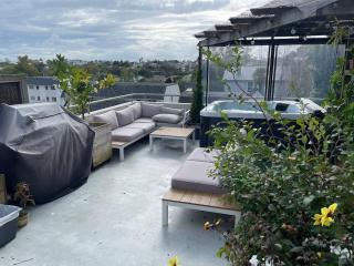 Luxury townhouse with aircon, huge balcony & hot tub - Auckland - 3