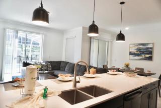 Stylish 4-Bed 3-Bath Townhome w Private Pool 357 - Kissimmee - 2