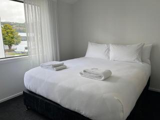 Central & Modern, 3-Bedroom, 3- Bathroom House with Carpark- Lower Hutt City Centre - Lower Hutt - 4