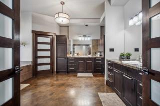 Luxurious Modern 11-Bed Home Private 136 Acres - 3