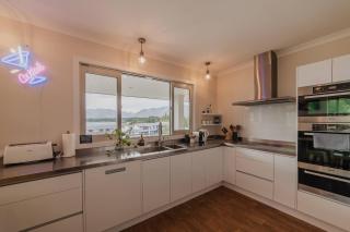 Starlight Lakeview Vista - 5BR Hideaway & Hot Tub - Lake Tekapo - 3