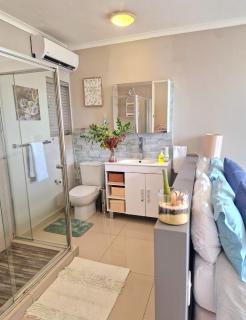 Surfside Suite - Pool & Ocean Views - Family or Couples - Umdloti - 9