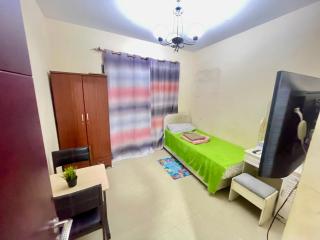 One cozy room available Metro train walkable - Dubai - 1