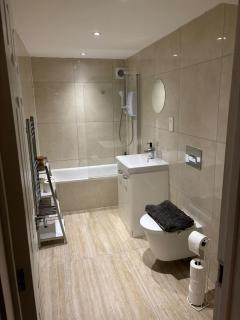 Modern spacious flat Aylesbury town centre, Free parking on site close to train station - Buckinghamshire - 6