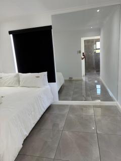 Exclusive Townhouse at The Square - Port Elizabeth - 0