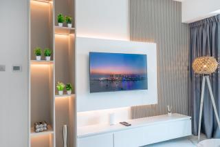 RH -Luxury 1BR, Large Balcony & High-End Interiors, Downtown - 1